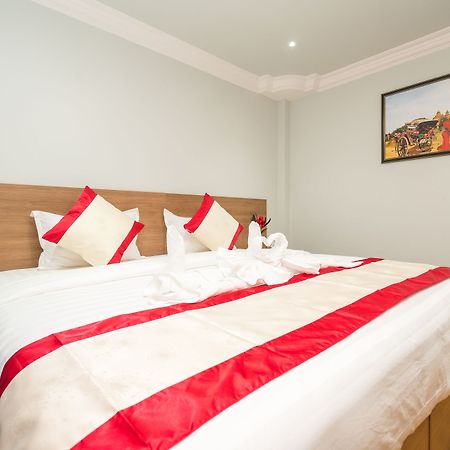 Sakura Hotel Yangon Bagian luar foto